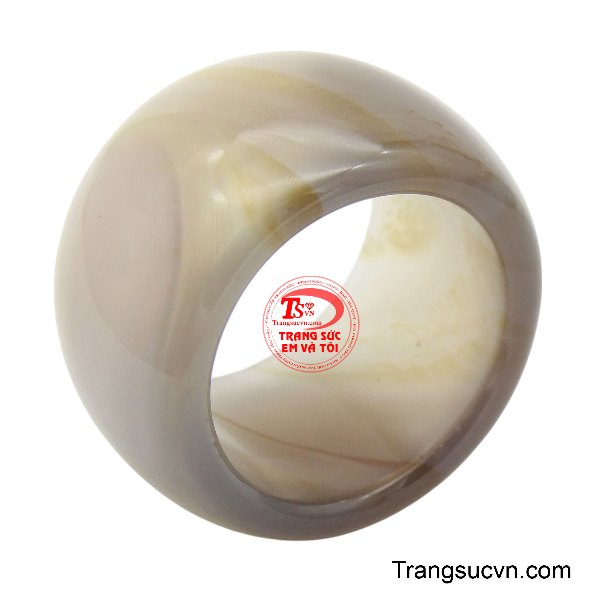Nhẫn mã não cỡ lớn được thiết kế bản dày và rộng, phô diễn trọn vẹn vẻ đẹp tự nhiên của các dải vân mã não đa sắc.