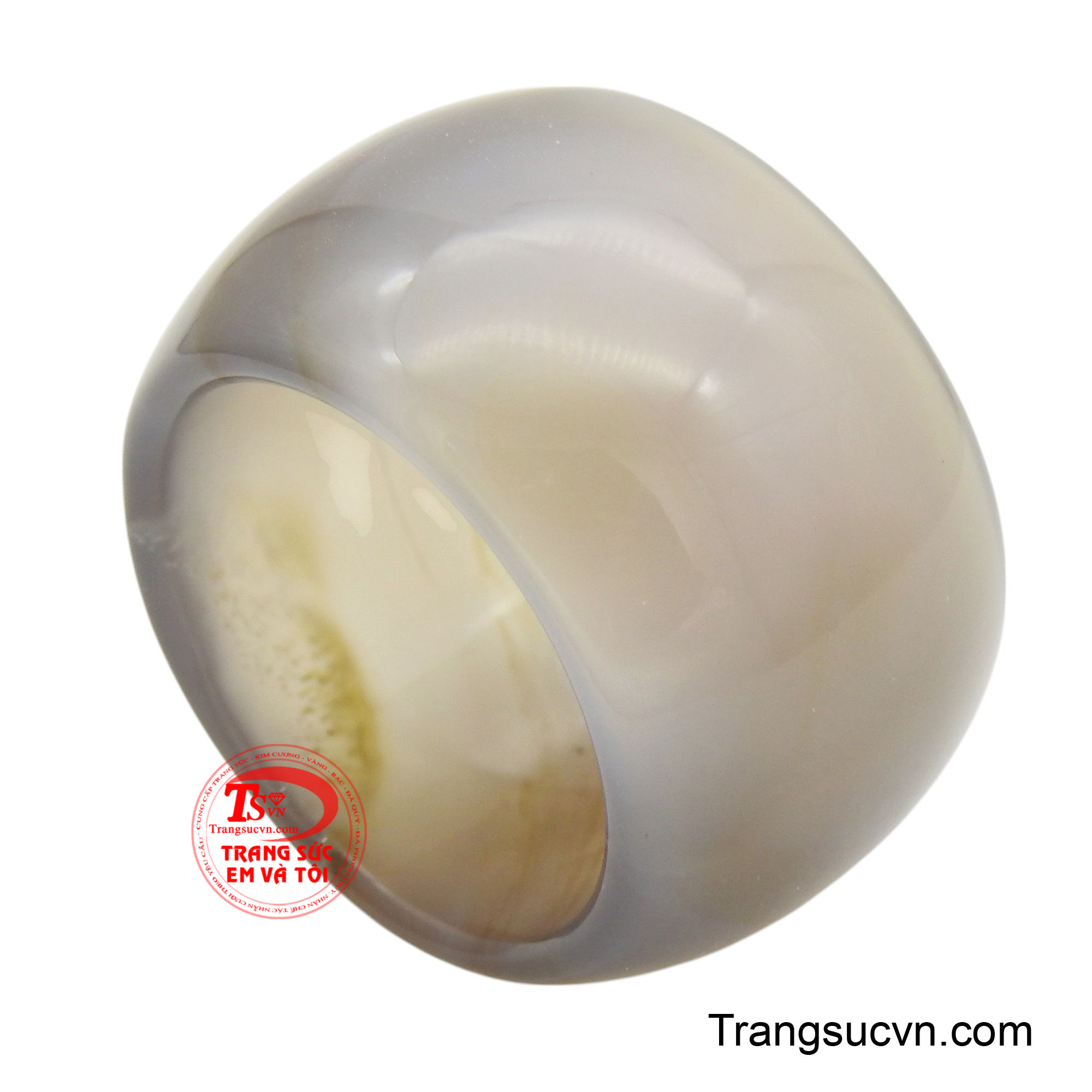 Các lớp màu từ nâu trầm, xám khói đến trắng ngà và bán trong xen kẽ nhau một cách ngẫu nhiên, tạo nên họa tiết độc đáo và cuốn hút.
