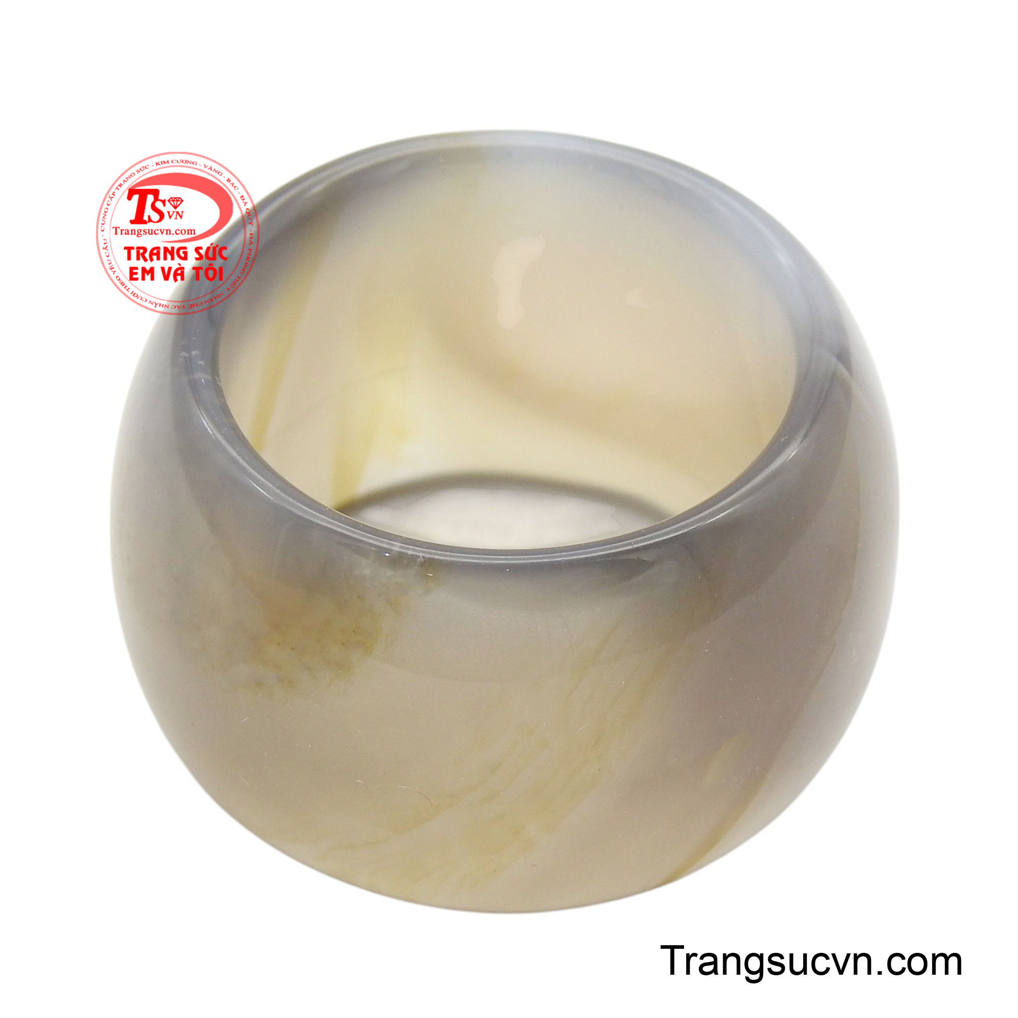 Bề mặt nhẫn được đánh bóng mịn màng, tôn lên vẻ đẹp trầm ấm và mộc mộc của viên đá tự nhiên cỡ lớn này, mang đến phong cách cá tính và mạnh mẽ.