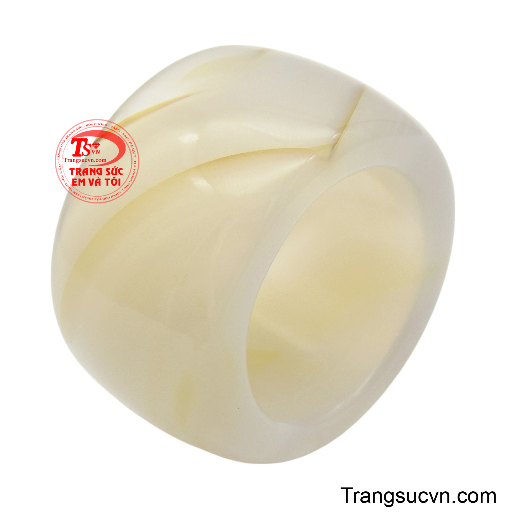 Nhẫn mã não ngón cái nổi bật với vẻ đẹp tinh khiết và thanh thoát của viên đá tự nhiên.