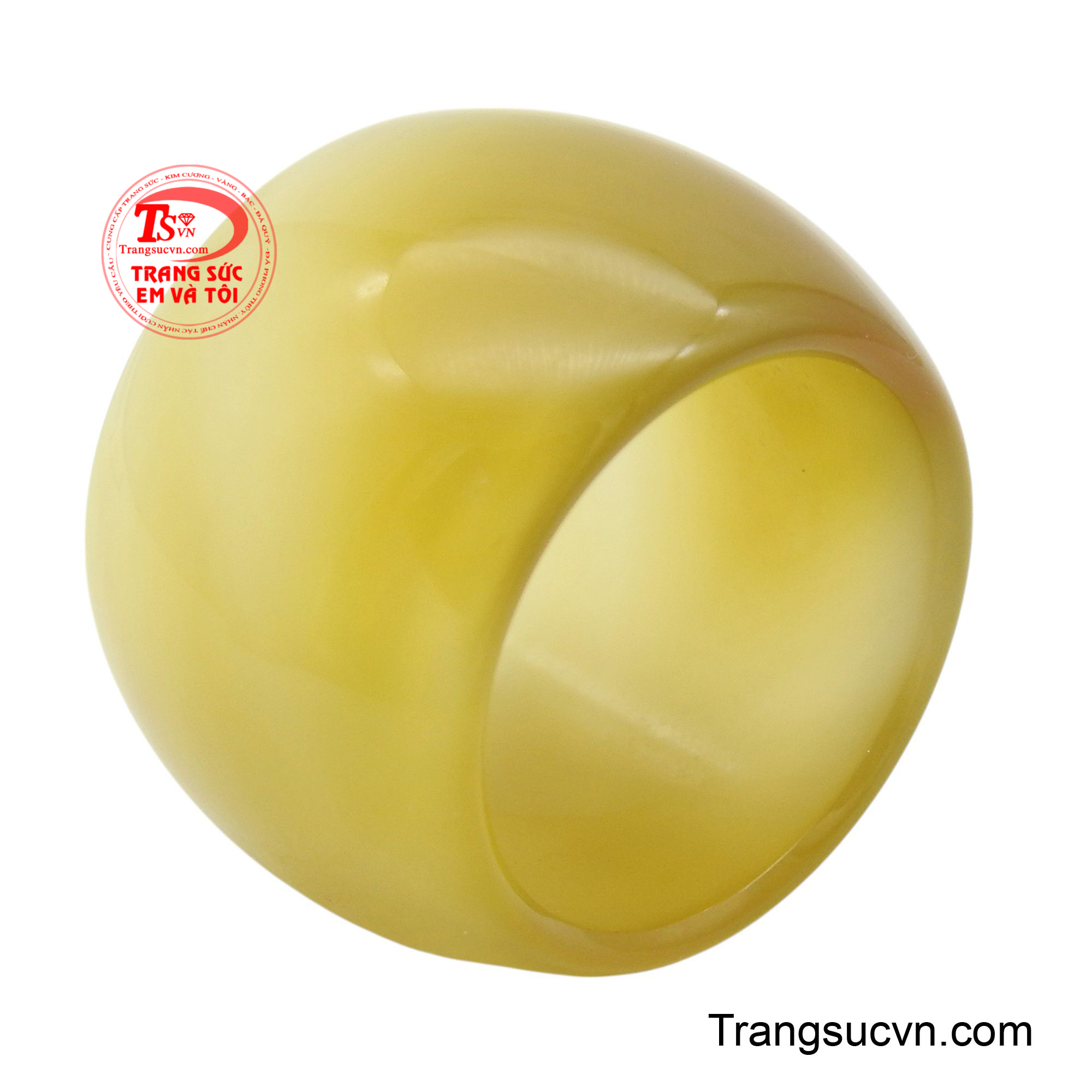 Nhẫn mã não uy quyền có màu vàng nhạt đến cam trong mờ, toát lên vẻ đẹp sang trọng và đầy uy quyền.