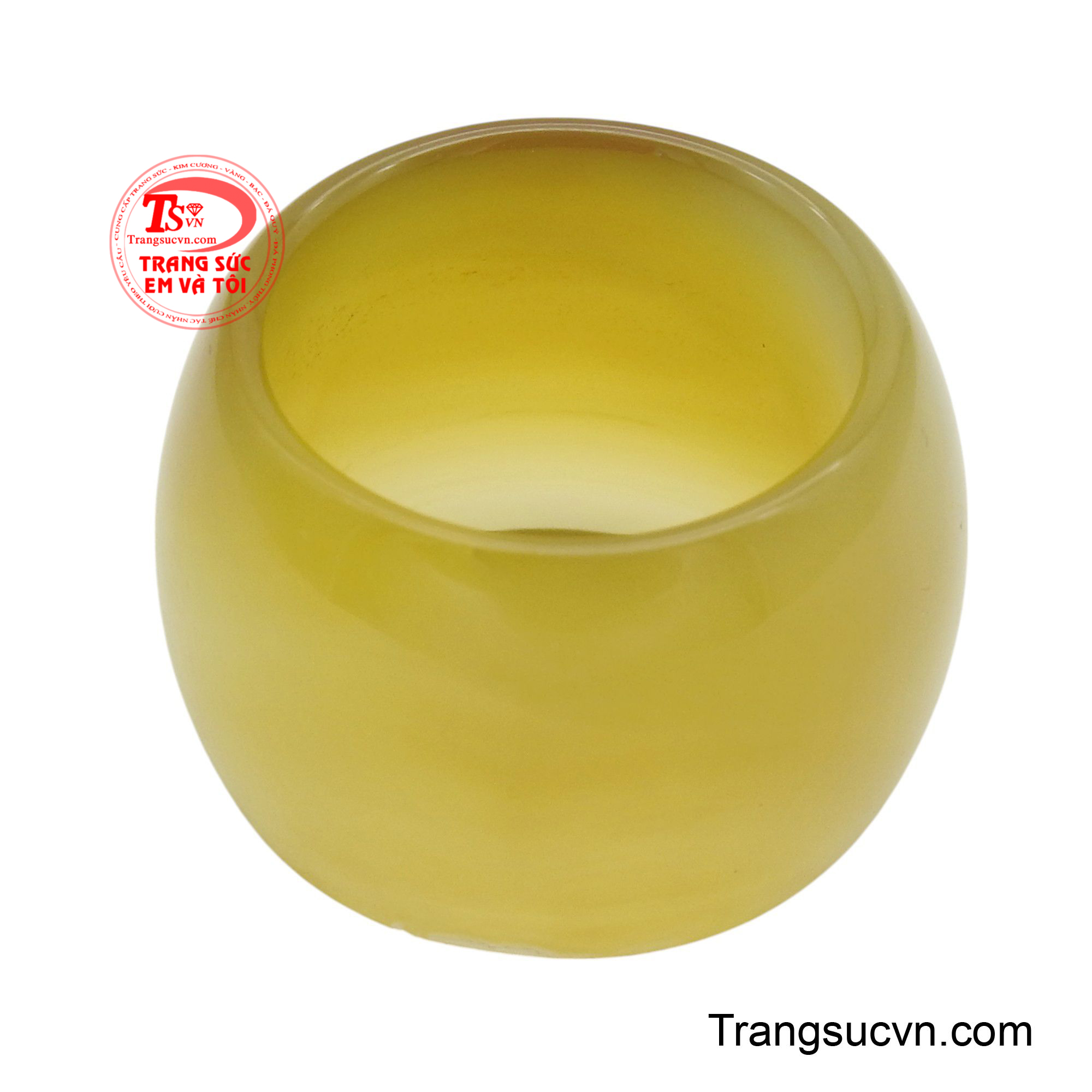 Kiểu dáng bản to, vững chãi của nhẫn gợi lên sự mạnh mẽ và phong thái tự tin.