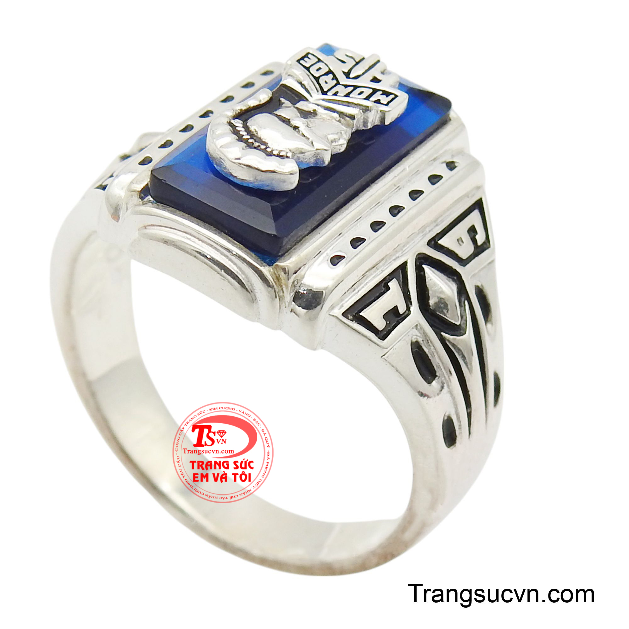 Nhẫn nam bạc tinh tế được chế tác trên chất liệu bạc ta cao cấp, nổi bật là viên đá hình chữ nhật lớn màu xanh dương đậm khắc họa chân dung một người đội mũ sắt.