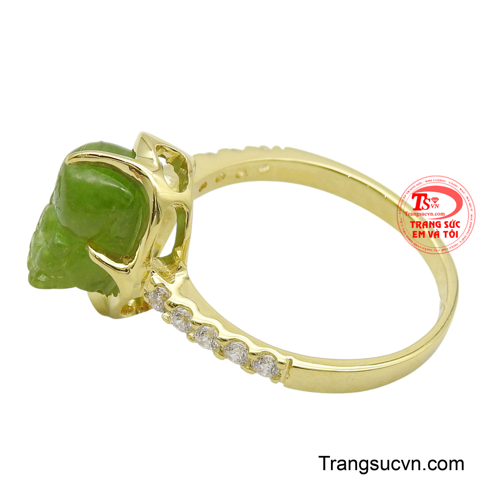 Món trang sức này không chỉ tô điểm cho vẻ ngoài phái nữ mà còn là vật phẩm phong thủy mang nguồn năng lượng tích cực, thu hút thịnh vượng và bình an cho người đeo.