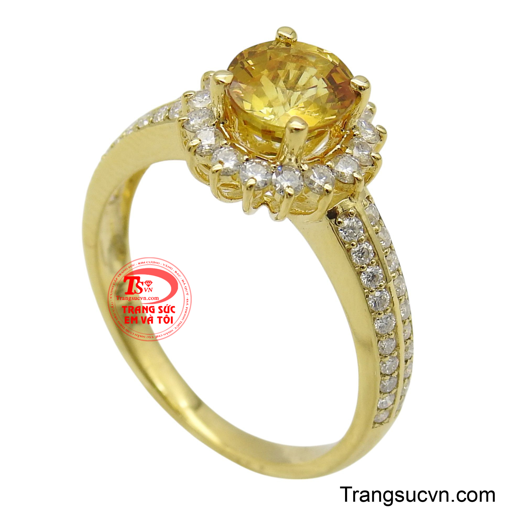 Được chế tác từ vàng 10K nổi bật vẻ đẹp huyền ảo của viên Sapphire – đá quý của trí tuệ, quyền quý và lòng trung thành.