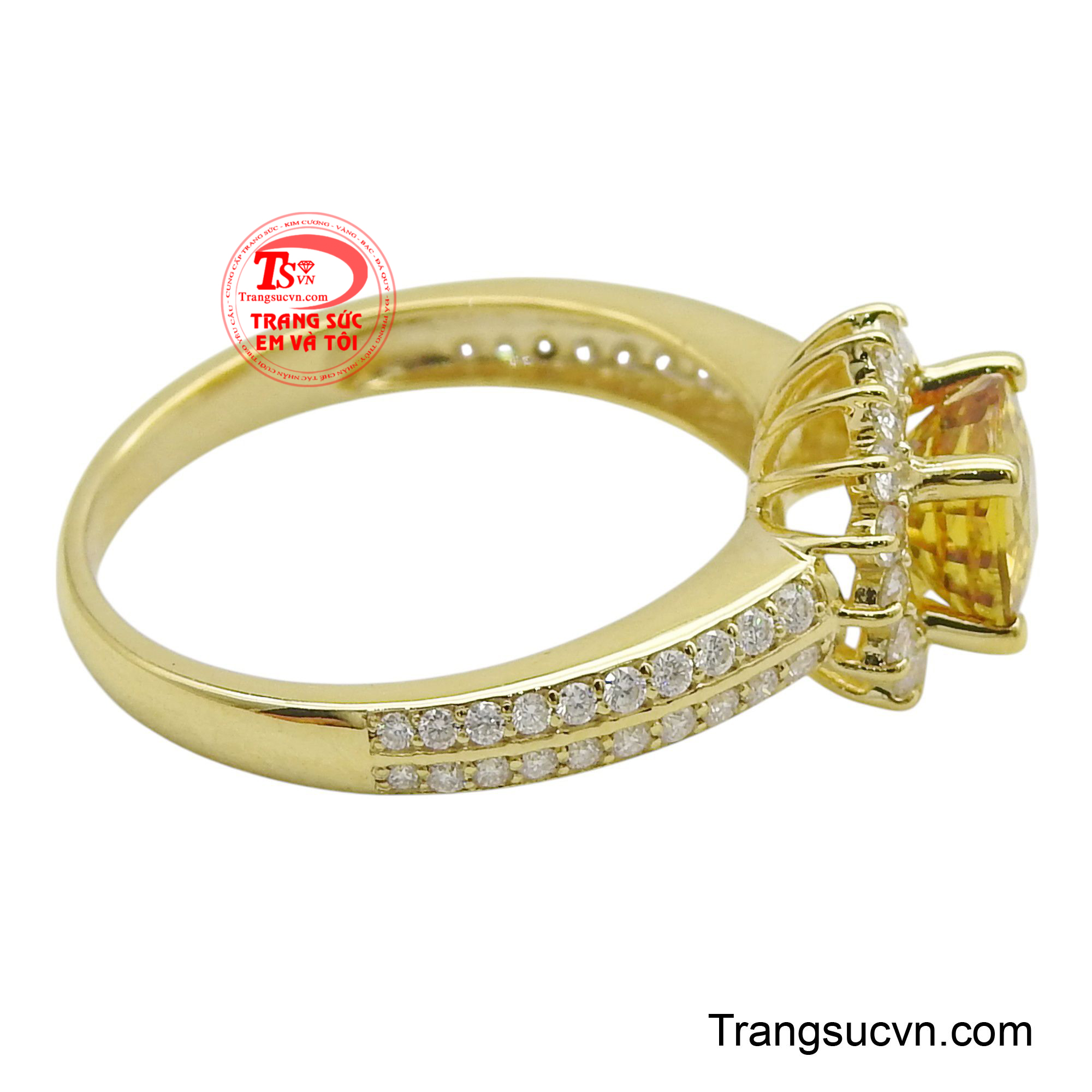 Sở hữu một chiếc nhẫn sapphire không chỉ tôn lên vẻ đẹp của người đeo mà nó còn thể hiện sự sang trọng và đẳng cấp của mình.