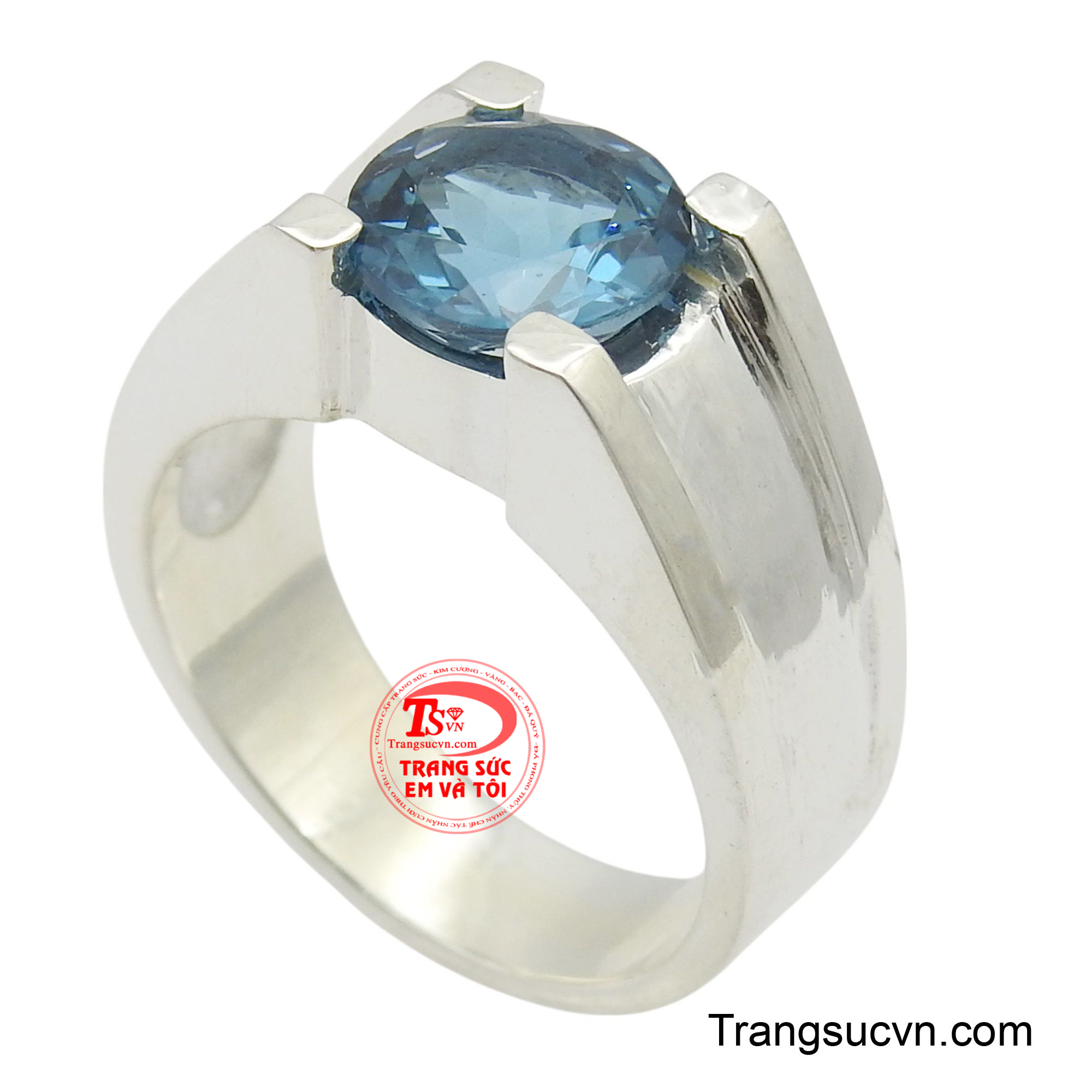 Chiếc nhẫn được chế tác từ bạc cao cấp – kim loại thuộc hành Kim, tương sinh với mệnh Thủy.
