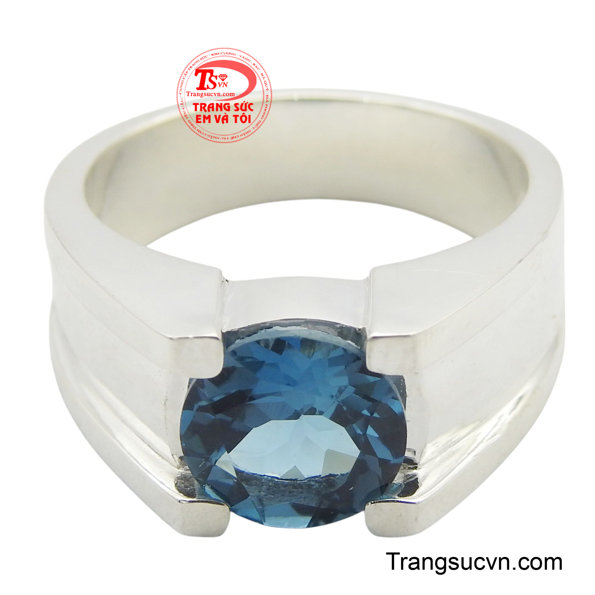 Chiếc nhẫn được tô điểm bởi viên đá Topaz xanh lấp lánh, biểu trưng cho trí tuệ, bình an và thịnh vượng.