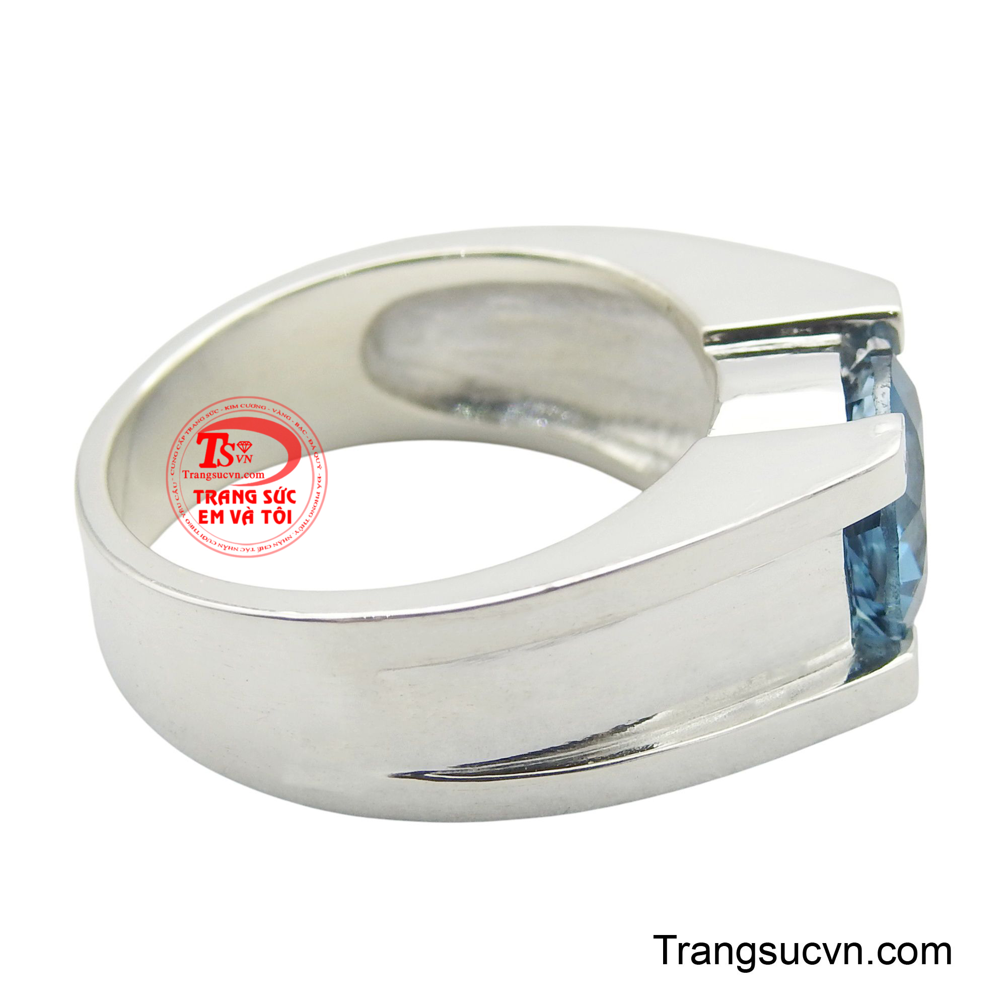 Đối với người mệnh Thủy, đây không chỉ là món trang sức tôn lên phong cách nam tính, lịch lãm mà còn là vật phẩm phong thủy mạnh mẽ, giúp thu hút tài lộc, tăng cường vận khí và mang lại sự hài hòa trong cuộc sống.