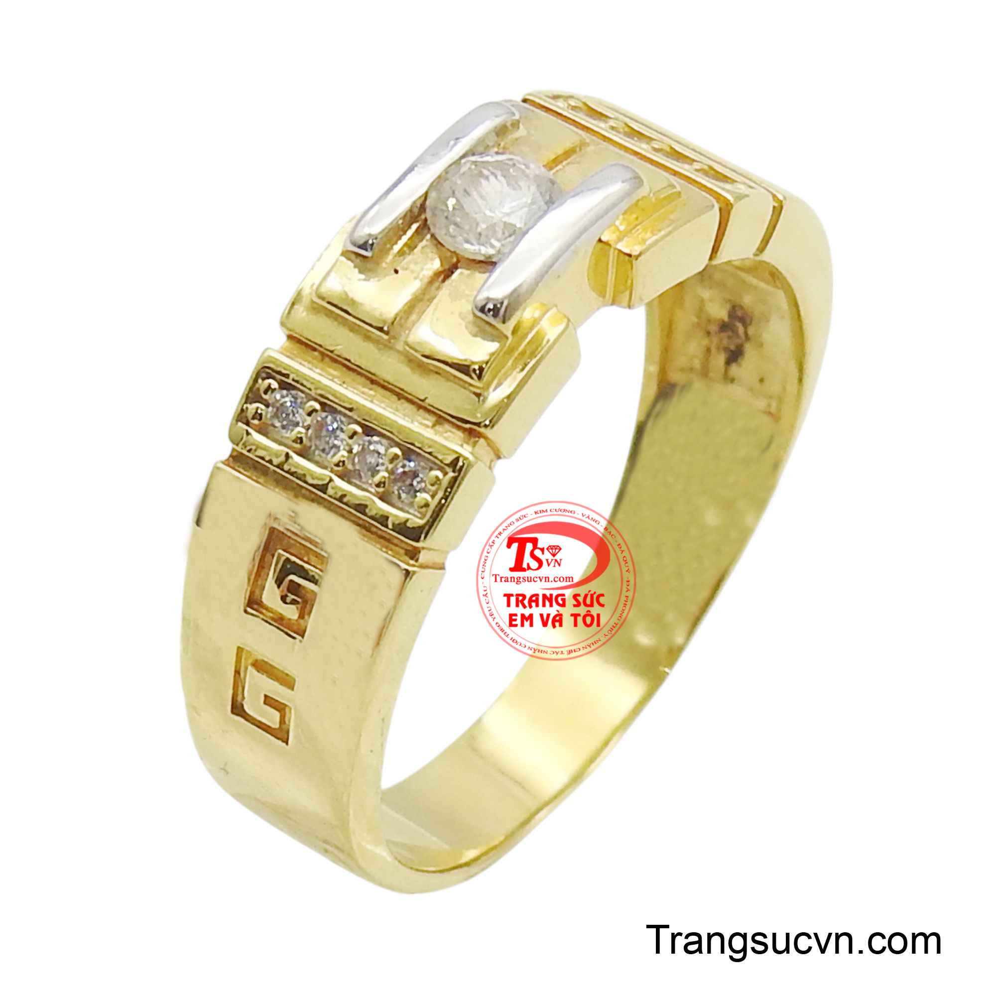 Nhẫn vàng 10K cá tính được thiết kế bản to, ấn tượng, kết hợp hai tông màu vàng vàng và kim loại trắng bạc.
