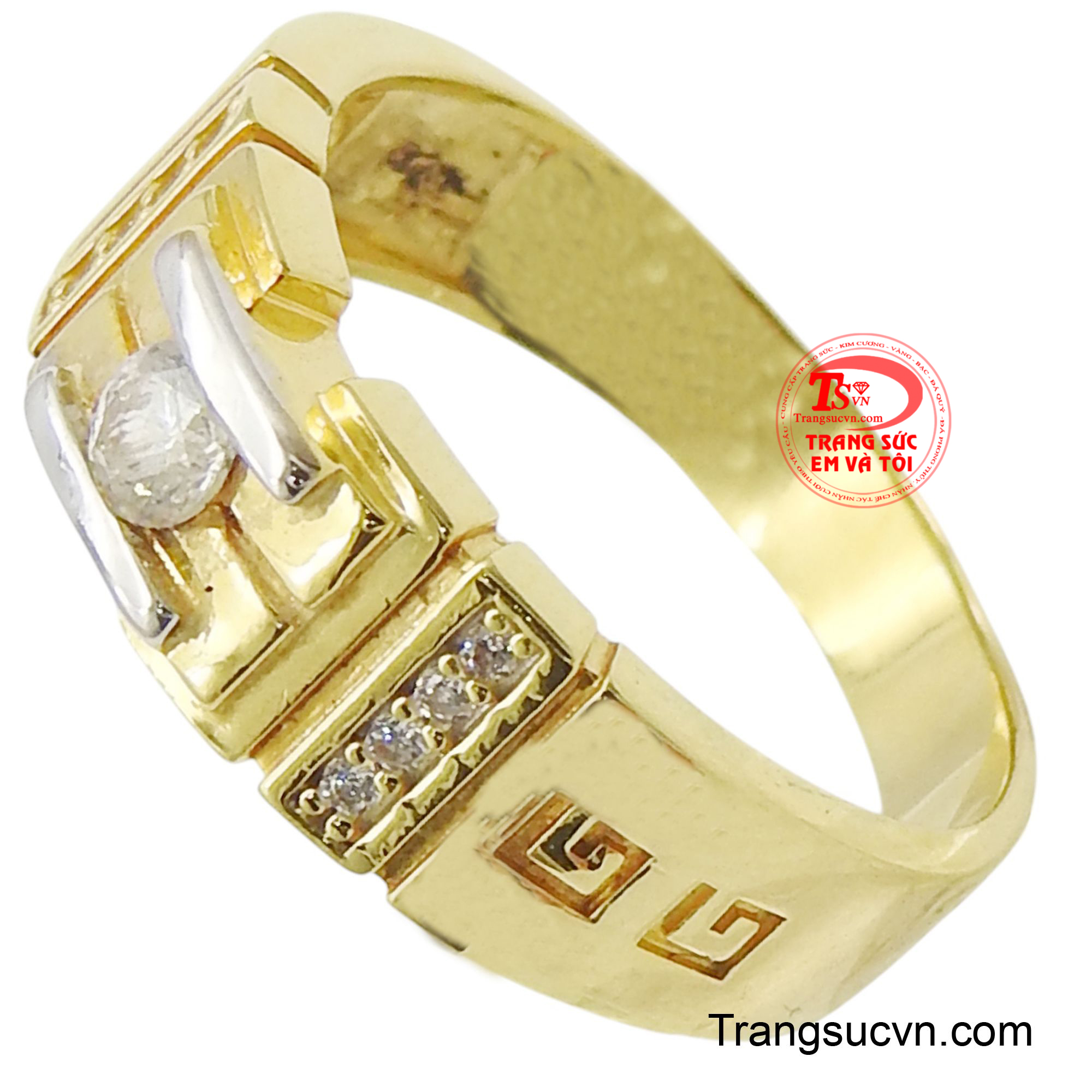 Nổi bật của chiếc nhẫn là viên đá chủ cz sáng lấp lánh tạo điểm nhẫn nổi bật cho người đeo.