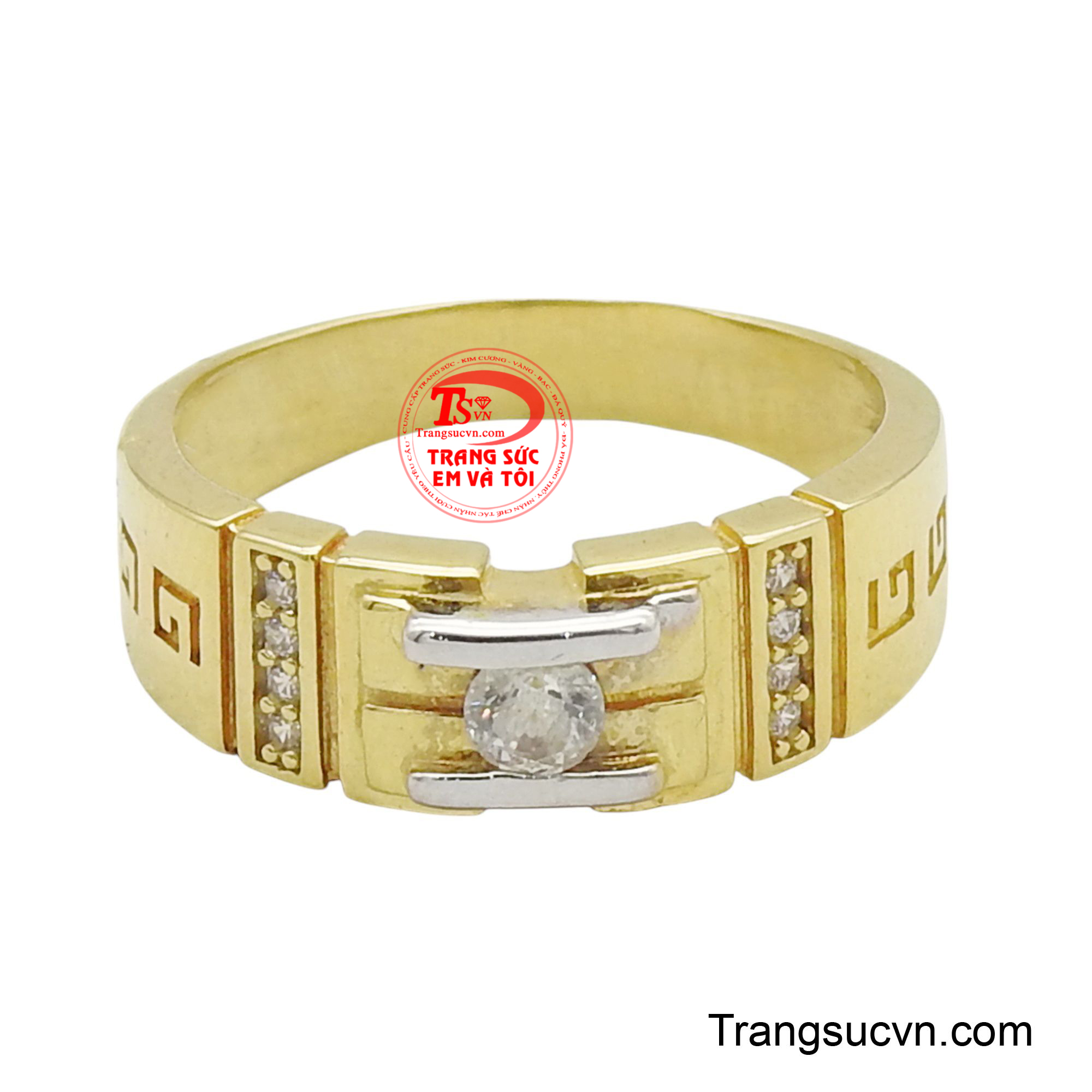 Chiếc nhẫn này mang phong cách mạnh mẽ, hiện đại, thể hiện cá tính riêng biệt và sang trọng.
