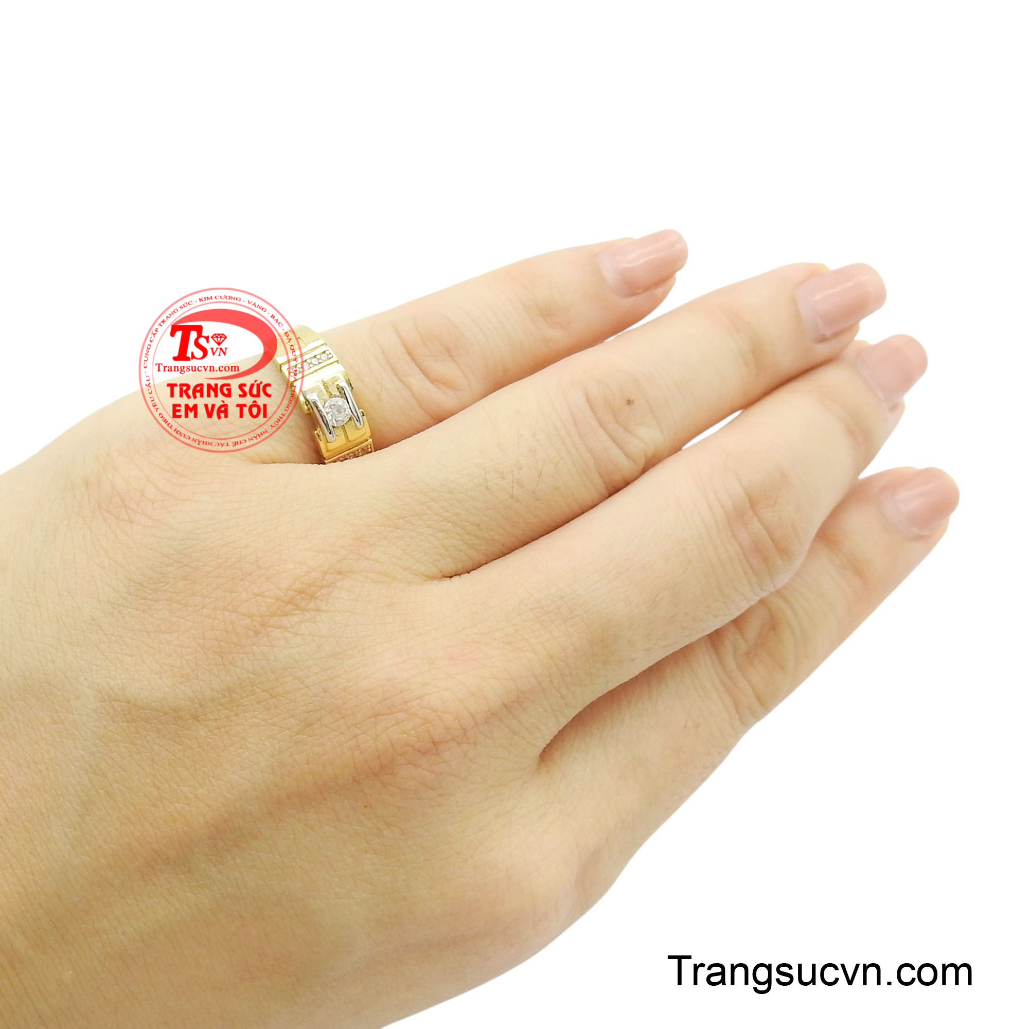 Chính vì vậy mà chiếc nhẫn rất phù hợp với những cô nàng có cá tính mạnh mẽ.