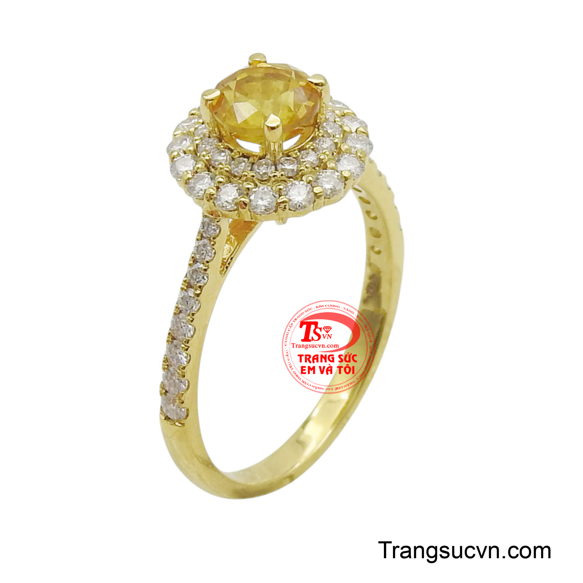 Nhẫn vàng 18k gắn đá sapphire là một kiệt tác rực rỡ, thu hút mọi ánh nhìn với viên đá sapphire vàng chanh lộng lẫy đặt ở trung tâm.