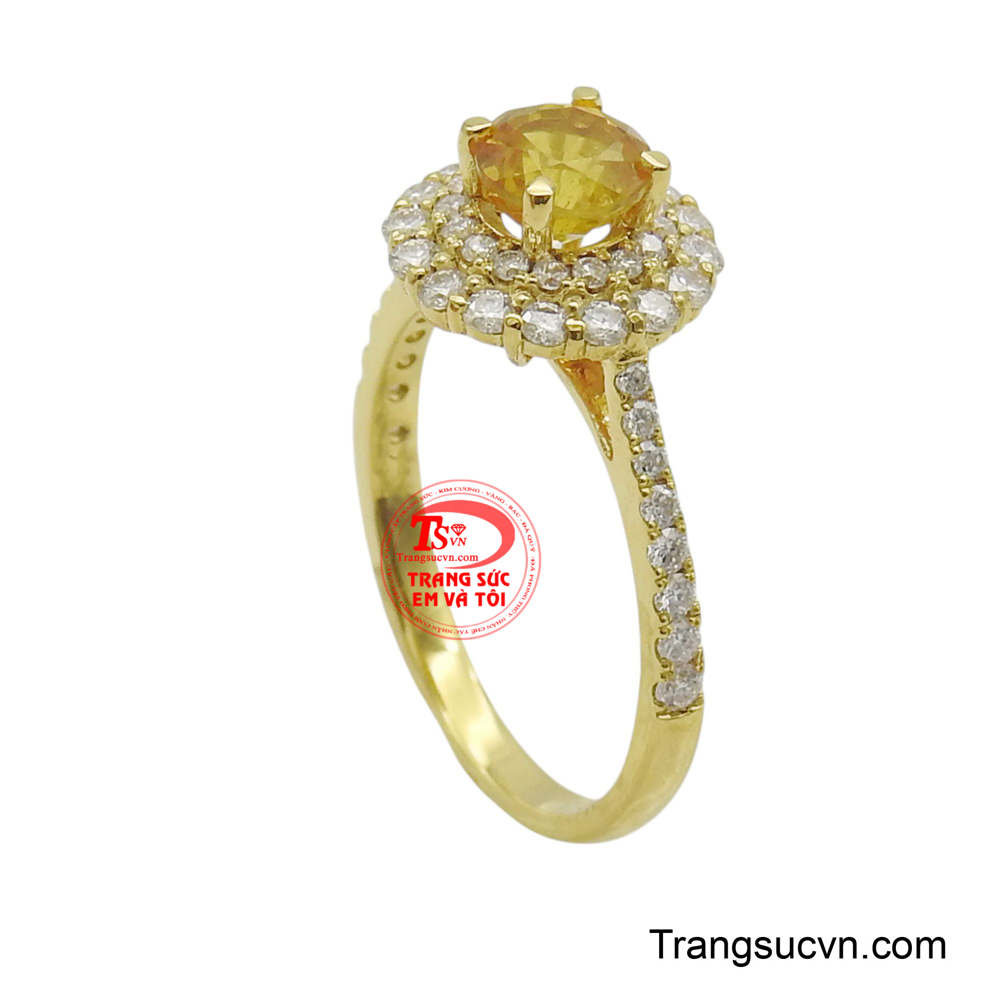 Viên đá chính được cắt giác tinh xảo, tỏa ra ánh sáng ấm áp, như nắng hè rực rỡ.