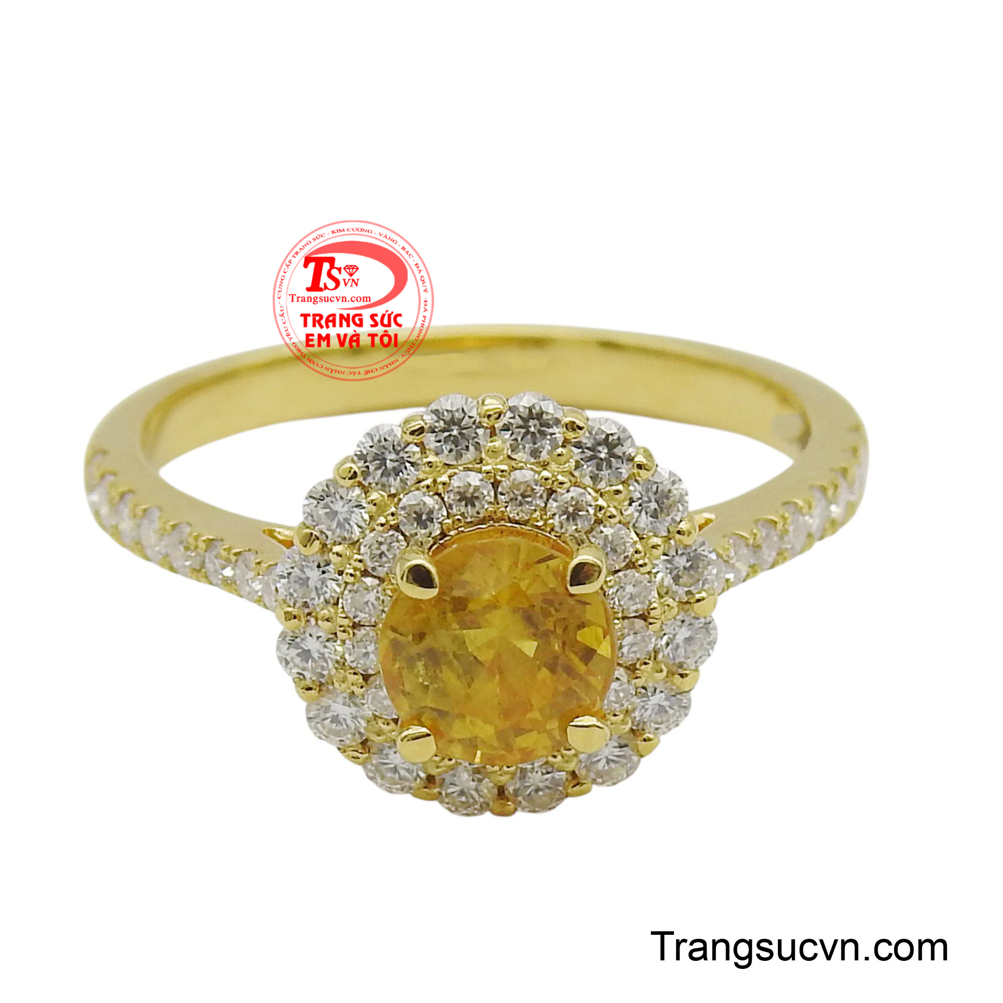 Bao quanh viên sapphire là những viên đá Moisanite sáng lấp lánh không khác gì những viên kim cương nhỏ, tạo nên hiệu ứng tương phản hoàn hảo và làm nổi bật vẻ đẹp của viên đá quý.
