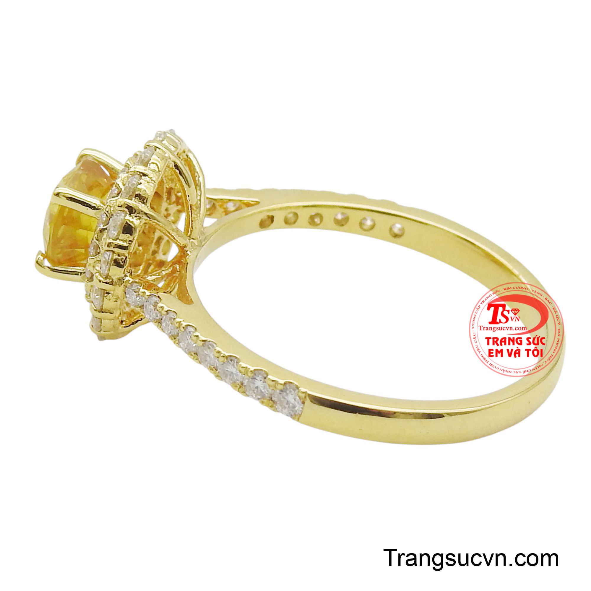 Đai nhẫn cũng được nạm những viên đá lấp lánh, kéo dài xuống tận giữa, càng tăng thêm vẻ sang trọng và quý phái.