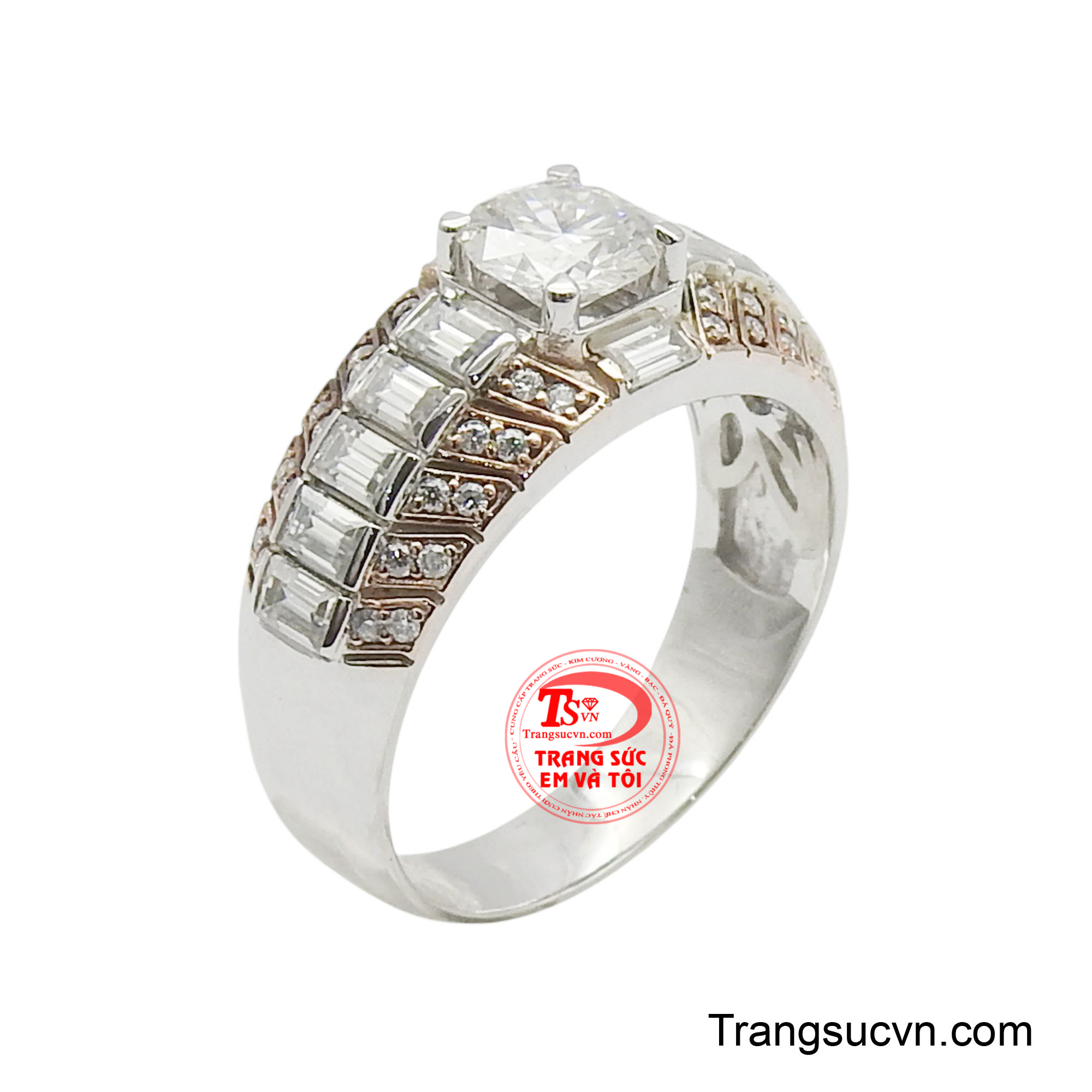 Điểm nhấn là viên đá chủ Moisanite sáng lấp lánh được đặt ở trung tâm, bao quanh bởi những viên đá nhỏ tạo nên hiệu ứng ánh sáng rực rỡ.