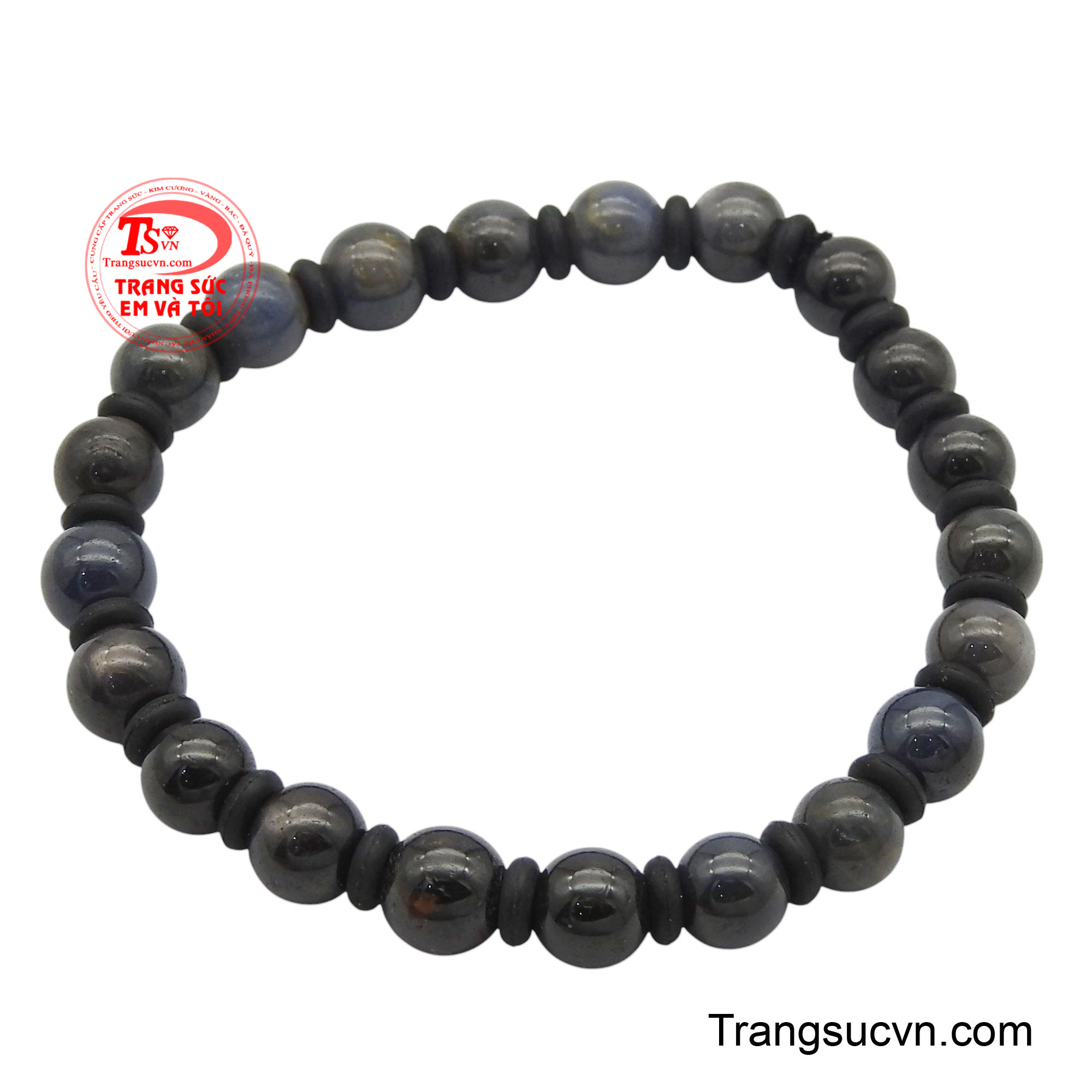 Mỗi viên ngọc ẩn chứa sắc xanh thẳm quyến rũ, đôi khi ánh lên những tia sáng huyền ảo dưới lớp vỏ đen sẫm, tạo nên vẻ đẹp vừa sang trọng vừa bí ẩn.