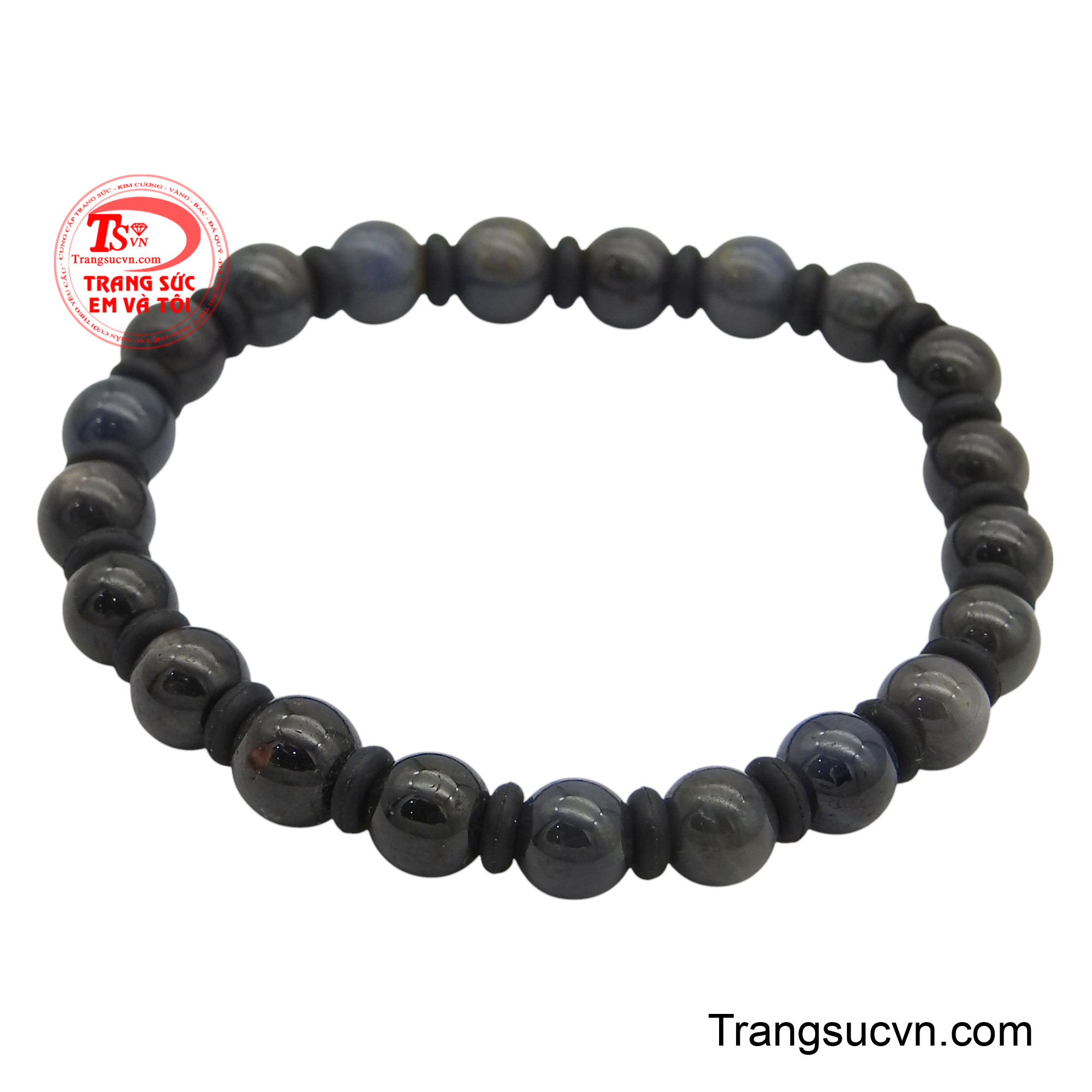 Kích thước nhỏ gọn của các hạt đá cùng với sự đơn giản trong thiết kế làm cho chiếc vòng trở nên thanh lịch và dễ dàng kết hợp với nhiều phong cách.