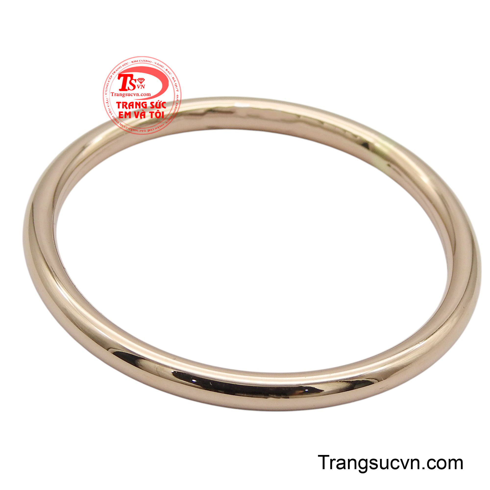 Với thiết kế trơn tru, không góc cạnh, nó như một vầng hào quang ấm áp ôm trọn cổ tay nhỏ xinh. Sắc vàng hồng ngọt ngào, tinh tế, vừa mang vẻ đẹp sang trọng của kim loại quý, vừa toát lên sự ngây thơ, thuần khiết.