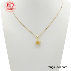 Bộ dây chuyền vàng sapphire là sự kết hợp hoàn hảo giữa vẻ đẹp cổ điển và hiện đại, với viên đá trung tâm màu vàng rực rỡ được bao quanh bởi một vòng đá quý lấp lánh, tạo nên một hiệu ứng ánh sáng tuyệt đẹp.