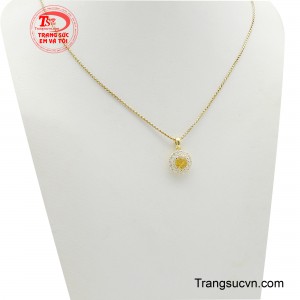 Sợi dây chuyền mảnh mai, thanh lịch làm nổi bật sự quý phái và sang trọng.