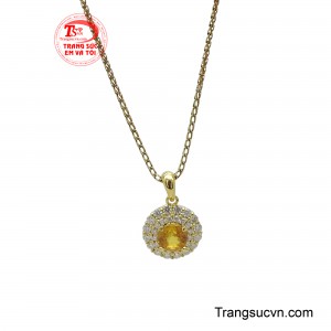 Đây không chỉ là một món trang sức, mà còn là biểu tượng của sự tinh tế và đẳng cấp, có thể làm bừng sáng bất kỳ bộ trang phục nào và thu hút mọi ánh nhìn. 