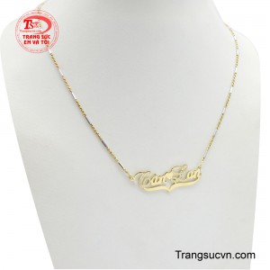 Khi đi cùng với chiếc áo phông tối giản thì bộ dây chuyền này trở thành tâm điểm của mọi ánh nhìn, còn khi đi cùng những bộ cánh cầu kỳ, bộ trang sức đảm nhận hoàn hảo vai trò là vật làm nền, tôn lên vẻ đẹp rạng ngời cho bộ trang phục lộng lẫy ấy.