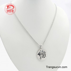 Sợi dây vàng trắng chắc chắn, tôn lên vẻ đẹp của mặt dây - nơi sự tinh xảo được thể hiện trọn vẹn.