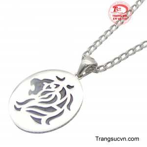 Đây không chỉ là trang sức, mà là biểu tượng của phong cách hiện đại, một điểm nhấn hoàn hảo thể hiện cá tính và sự tự tin của người đàn ông.
