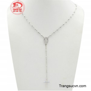 Chuỗi mân côi vàng trắng được chế tác tinh xảo từ vàng trắng 18K sáng lấp lánh.