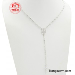 Chuỗi gồm các hạt nhỏ tròn được liên kết với nhau một cách khéo léo, tạo nên vẻ đẹp thanh thoát và sang trọng. 