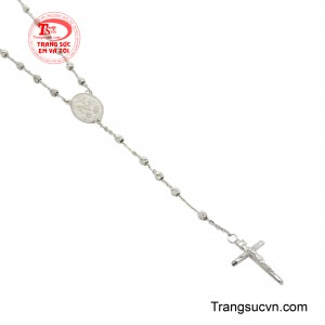 Tâm điểm là mặt dây trung tâm với hình ảnh Đức Mẹ, phía dưới là đoạn chuỗi kết thúc bằng cây thánh giá nhỏ.