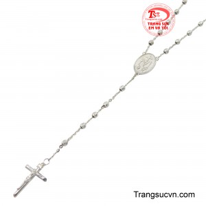 Với chất liệu vàng trắng 18K quý giá, chuỗi mân côi này không chỉ là vật phẩm cầu nguyện thiêng liêng giúp người Kitô hữu suy ngẫm về cuộc đời Chúa Giêsu và Đức Mẹ Maria, mà còn là món trang sức tinh tế thể hiện đức tin sâu sắc.
