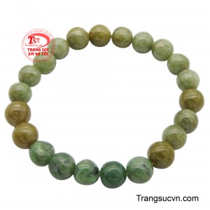 Màu xanh lá cây chuyển mình từ nhạt sang đậm, như sự biến đổi của thiên nhiên qua bốn mùa.