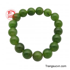Chuỗi ngọc Nepherit bình an nổi bật với sắc xanh lục đậm tự nhiên, mang đến cảm giác bình yên và thư thái.