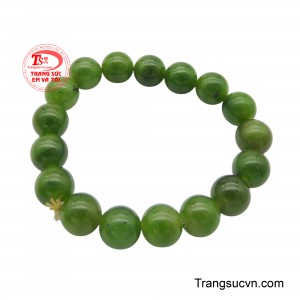 Chất liệu ngọc nephrite không chỉ được ưa chuộng bởi vẻ ngoài cuốn hút mà còn được tin rằng mang lại năng lượng tích cực, giúp người đeo cảm thấy an lạc và may mắn.