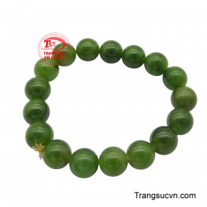 Mỗi hạt ngọc được chế tác tròn trịa, nhẵn bóng, phản chiếu ánh sáng nhẹ nhàng, tạo nên vẻ đẹp tinh tế và sang trọng.