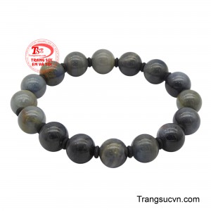 Mỗi viên sapphire tỏa ra năng lượng dịu mát, xoa dịu tâm hồn và mang đến cảm giác thư thái.