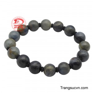 Sắc xanh dương trong trẻo của sapphire, viên đá của sự thật và lòng trung thực, như một lời nhắc nhở về sự bình yên nội tại.