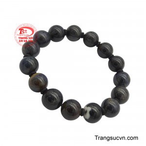Sắc xanh của sapphire, viên đá của hy vọng và sự bảo vệ, như một lá bùa hộ mệnh, xua tan đi những điều không may và mở ra con đường thuận lợi.