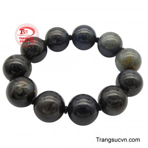 Sắc xanh dương sâu thẳm của sapphire, viên đá của trí tuệ và sự thật, như chứa đựng cả bầu trời đêm yên bình.