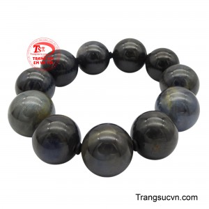 Mỗi viên sapphire kích thước lớn như chứa đựng cả đại dương sâu thẳm, phản chiếu ánh sáng lấp lánh đầy mê hoặc.