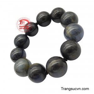 Sắc xanh dương đậm đà, viên mãn của những viên đá 21 ly tạo nên một vẻ đẹp ấn tượng, thu hút mọi ánh nhìn.
