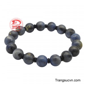 Mỗi viên sapphire được tuyển chọn kỹ lưỡng, mang sắc xanh hoàng gia sâu thẳm, phản chiếu ánh sáng rực rỡ, tạo nên vẻ đẹp quyền quý và đẳng cấp.