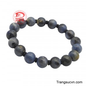 Sự kết hợp hoàn hảo giữa những viên sapphire tinh khiết và chất liệu chế tác cao cấp tạo nên một món trang sức không chỉ đẹp mắt mà còn thể hiện gu thẩm mỹ tinh tế của người sở hữu.
