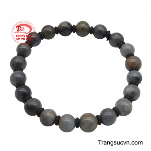 Mỗi viên sapphire lấp lánh như một ngôi sao dẫn lối, chiếu sáng con đường công danh và tài vận.