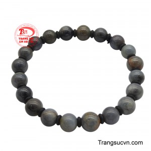 Sắc xanh dương sâu thẳm không chỉ đẹp mắt mà còn tượng trưng cho sự trí tuệ, giúp đưa ra những quyết định sáng suốt, mở ra cơ hội phát triển.