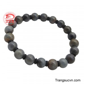 Đeo chuỗi tay sapphire vượng khí bên mình như mang theo lá bùa may mắn, giúp công việc thuận lợi, tiền bạc đủ đầy, cuộc sống ngày càng sung túc và thành công.